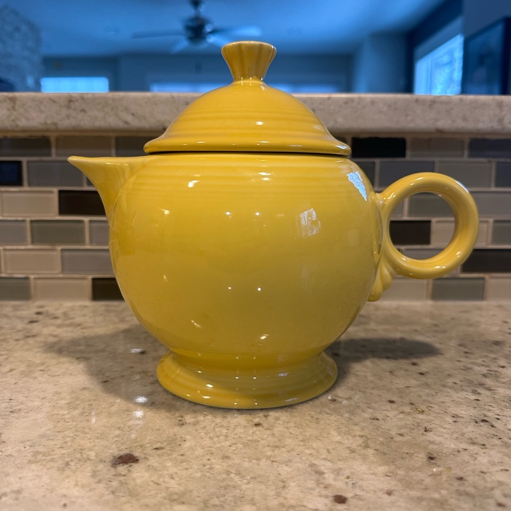 Fiesta Fiestaware 44 ounce covered teapot